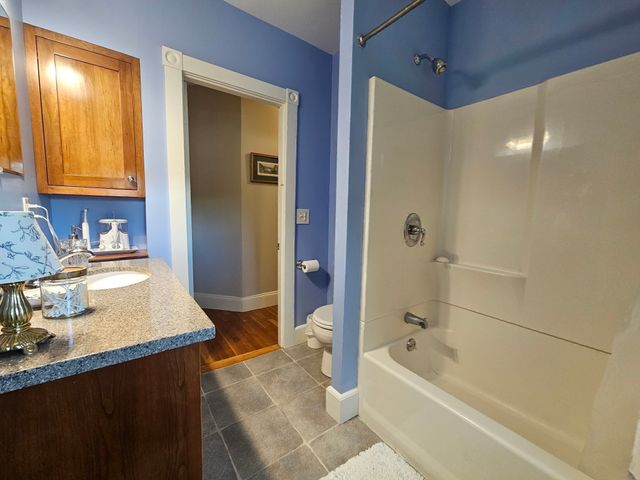 27 Dayton St, Lowell, MA 01852