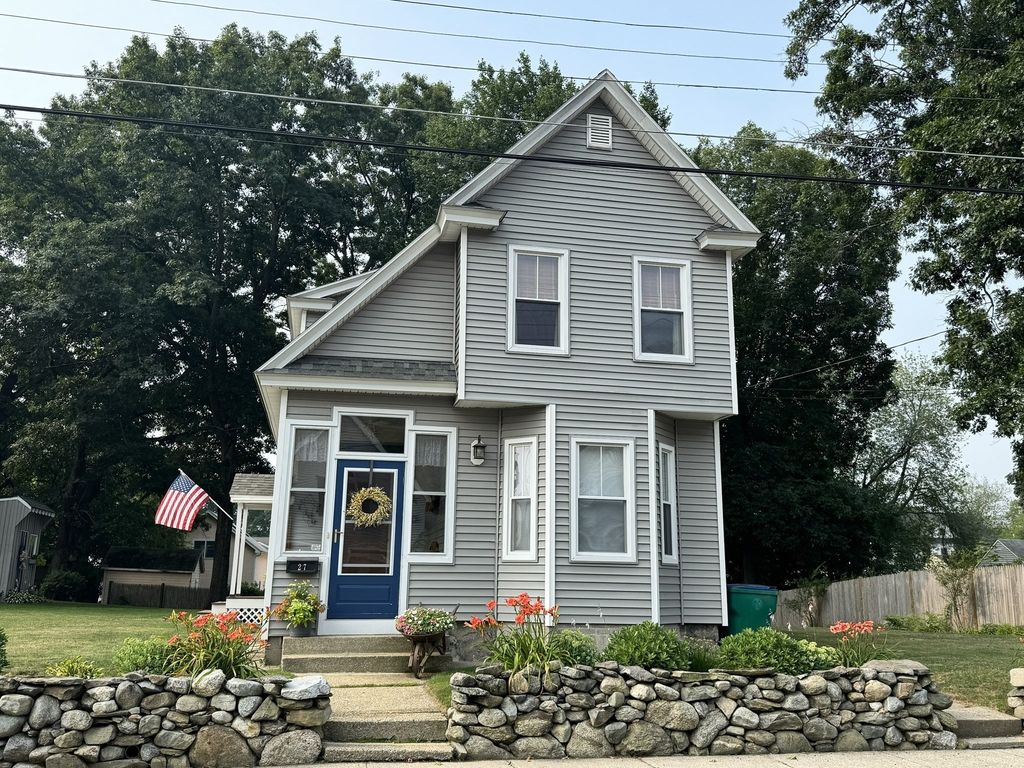27 Dayton St, Lowell, MA 01852