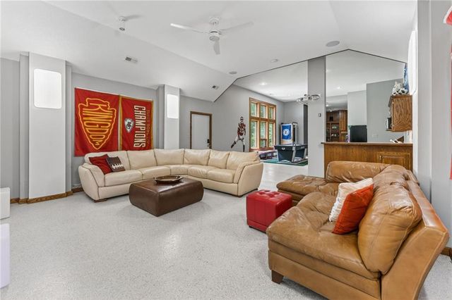 7608 NW Roberts Road, Weatherby Lake, MO 64152