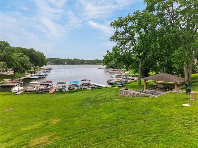 7608 NW Roberts Road, Weatherby Lake, MO 64152