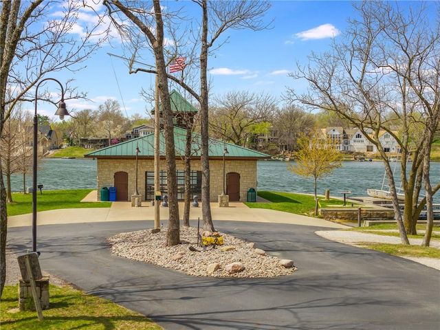 7608 NW Roberts Road, Weatherby Lake, MO 64152