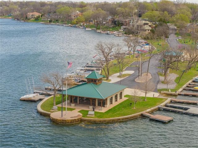 7608 NW Roberts Road, Weatherby Lake, MO 64152