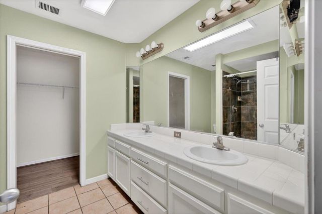 2437 N Tracy Avenue, Fresno, CA 93722