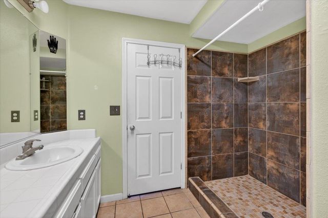 2437 N Tracy Avenue, Fresno, CA 93722