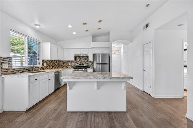 2437 N Tracy Avenue, Fresno, CA 93722