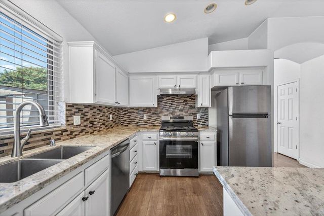 2437 N Tracy Avenue, Fresno, CA 93722