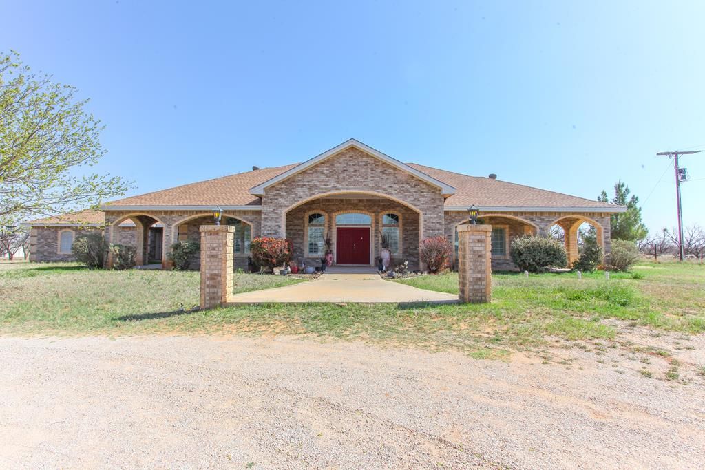 2507 S McGregor St, Coahoma, TX 79511