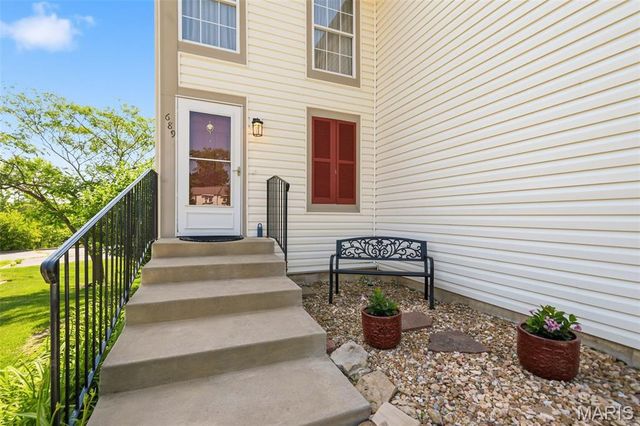 689 Sugar Trail Court 1, St Peters, MO 63376
