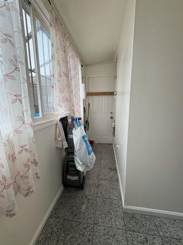 4592-4594 Mission St, San Francisco, CA 94112