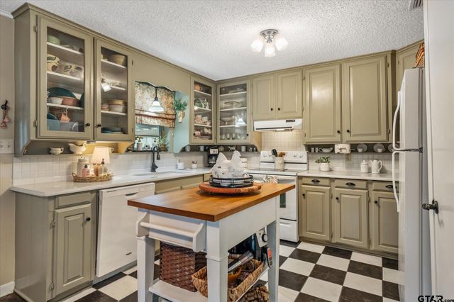 501 S Broad, Chandler, TX 75758
