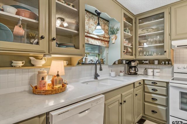 501 S Broad, Chandler, TX 75758