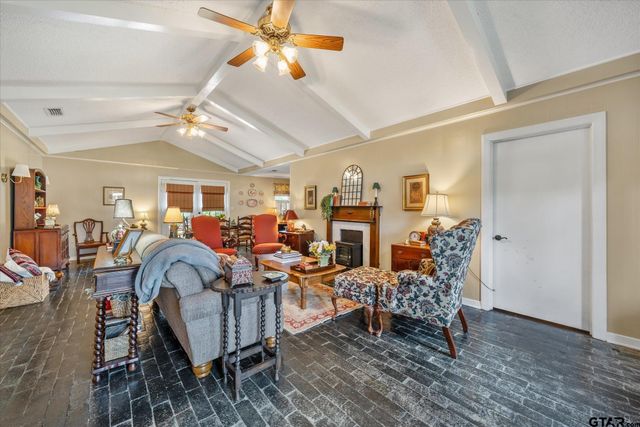 501 S Broad, Chandler, TX 75758
