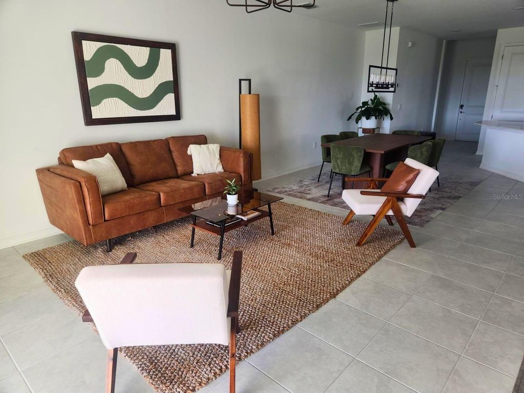 Image 4 of property listing at 4615 WANDSWORTH WAY, Davenport, FL 33837