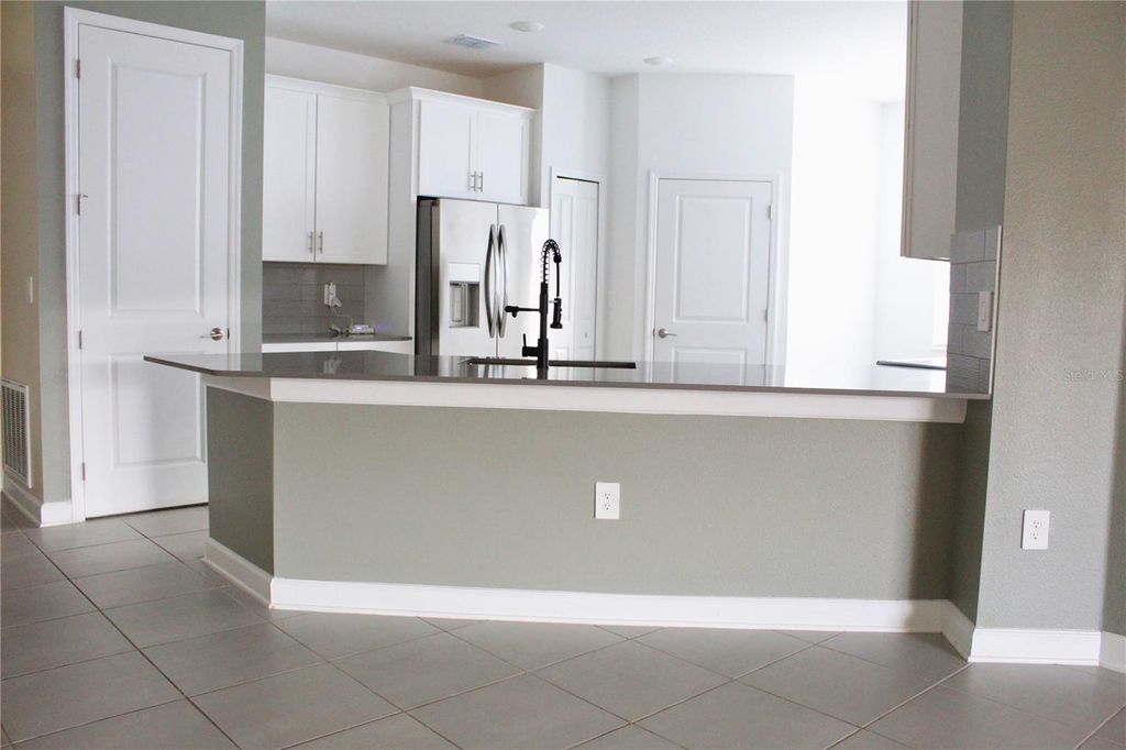 Image 6 of property listing at 4615 WANDSWORTH WAY, Davenport, FL 33837