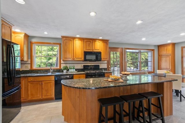 19 Villanova Dr, Westford, MA 01886