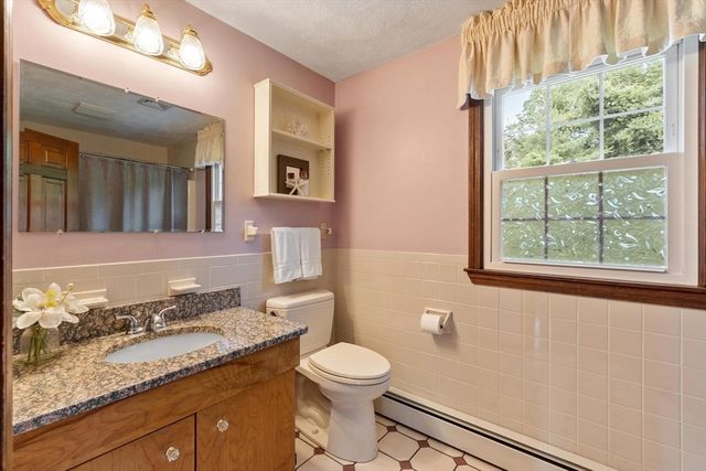 19 Villanova Dr, Westford, MA 01886