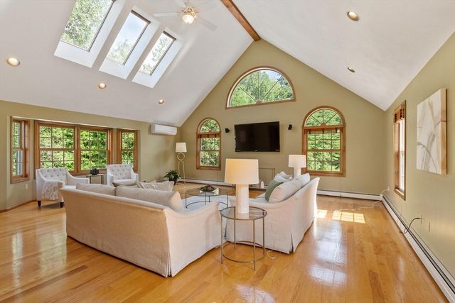 19 Villanova Dr, Westford, MA 01886