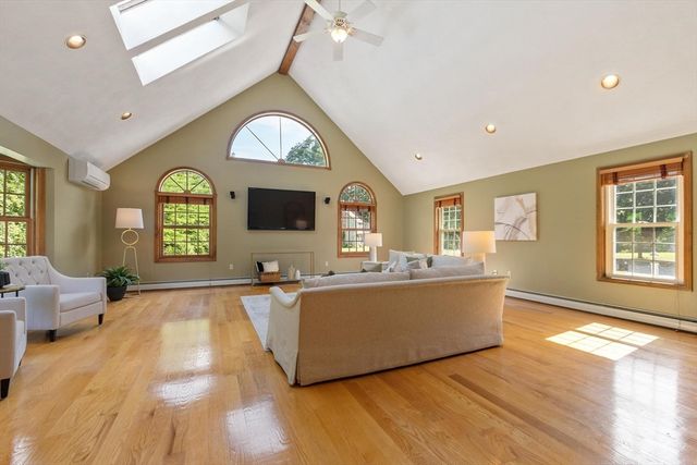 19 Villanova Dr, Westford, MA 01886