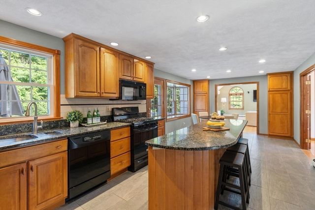 19 Villanova Dr, Westford, MA 01886