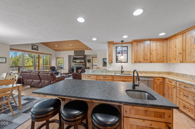16780 Sun Country Drive, Bend, OR 97707