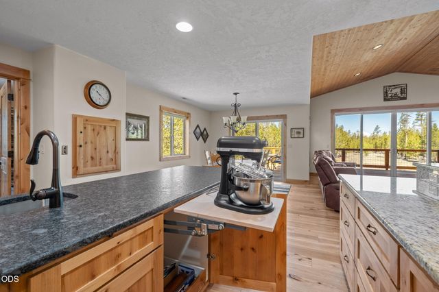 16780 Sun Country Drive, Bend, OR 97707