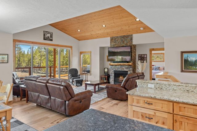 16780 Sun Country Drive, Bend, OR 97707