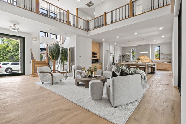 860 Brook Hollow Rd, Nashville, TN 37205