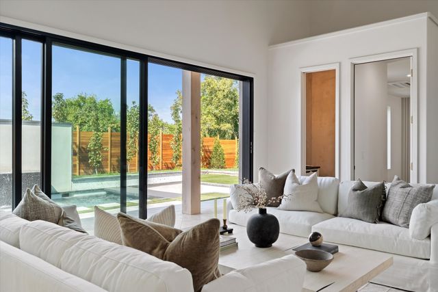 860 Brook Hollow Rd, Nashville, TN 37205