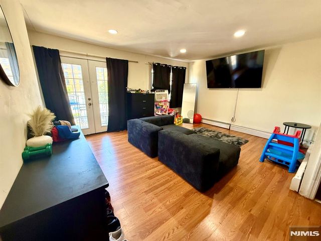 18 President Street 2, East Newark, NJ 07029