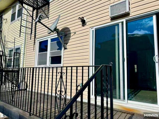 18 President Street 2, East Newark, NJ 07029