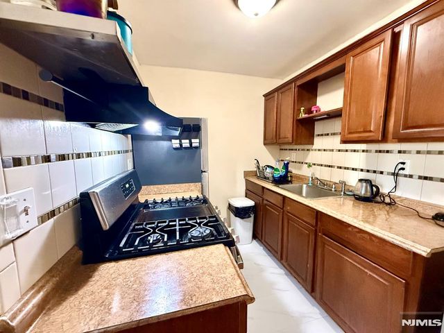 18 President Street 2, East Newark, NJ 07029