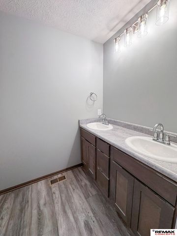 10601 S 76th Street, Lincoln, NE 68512