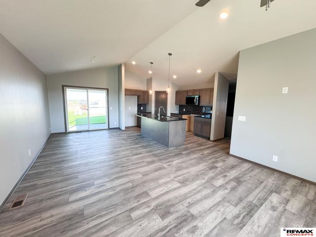 10601 S 76th Street, Lincoln, NE 68512