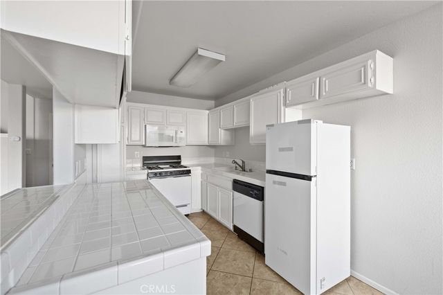 39237 10th W C, Palmdale, CA 93551