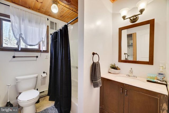 163 CAMBRIDGE CT, Bushkill, PA 18324