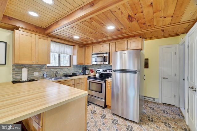 163 CAMBRIDGE CT, Bushkill, PA 18324