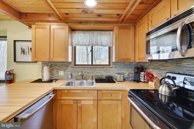 163 CAMBRIDGE CT, Bushkill, PA 18324