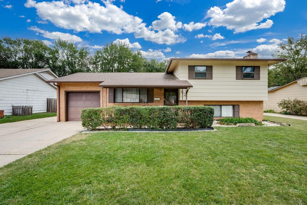 428 S Spring Creek Dr, Derby, KS 67037