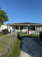 208 NW 7th St 1, Hallandale Beach, FL 33009