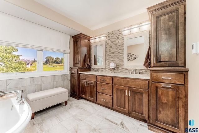 6900 E Split Rock Cir Circle, Sioux Falls, SD 57110