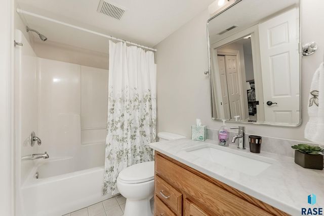 6900 E Split Rock Cir Circle, Sioux Falls, SD 57110