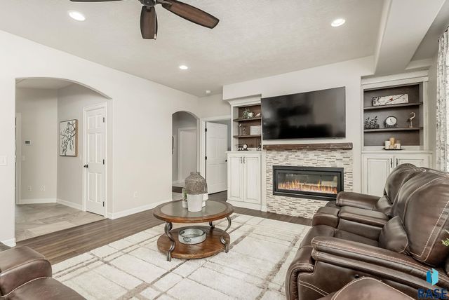 6900 E Split Rock Cir Circle, Sioux Falls, SD 57110
