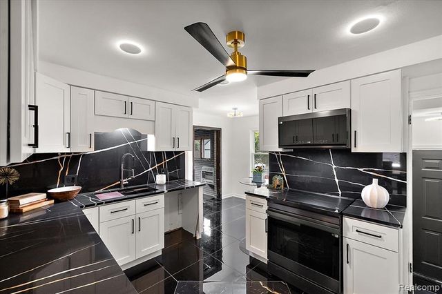 9161 W Outer Drive, Detroit, MI 48219