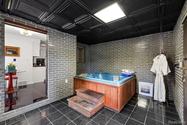 9161 W Outer Drive, Detroit, MI 48219