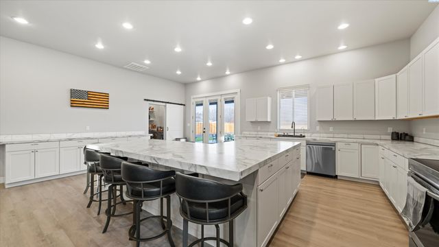 616 N Riverside Dr, West Richland, WA 99353