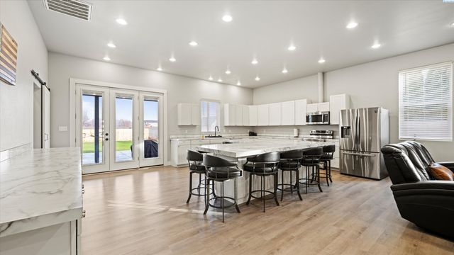 616 N Riverside Dr, West Richland, WA 99353