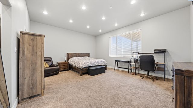 616 N Riverside Dr, West Richland, WA 99353