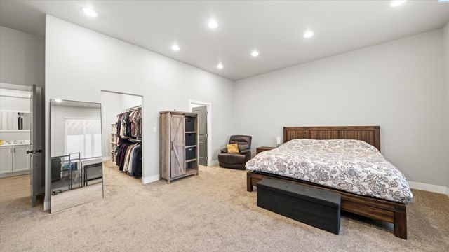 616 N Riverside Dr, West Richland, WA 99353