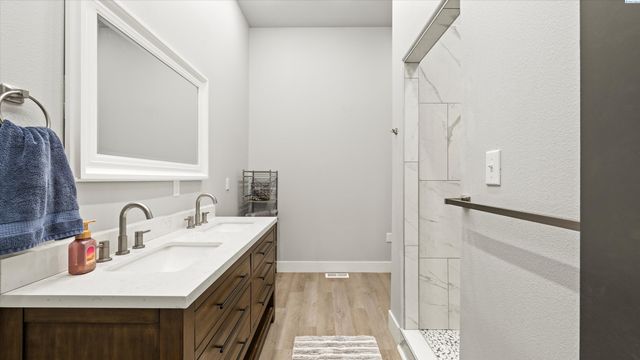 616 N Riverside Dr, West Richland, WA 99353