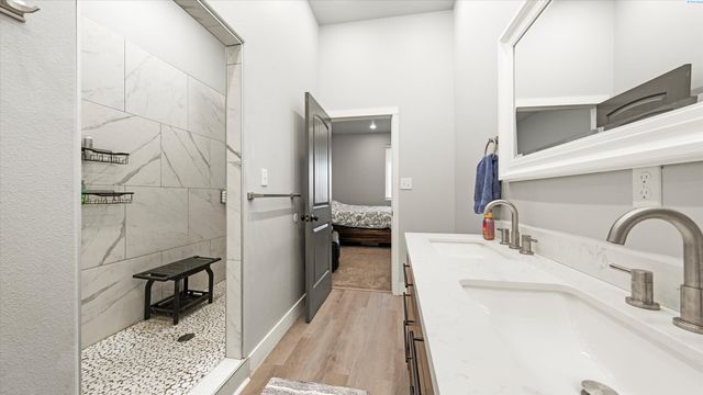 616 N Riverside Dr, West Richland, WA 99353